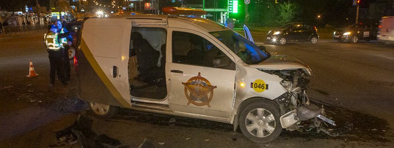 В Киеве на Чоколовском бульваре Mercedes столкнулся с автомобилем службы охраны