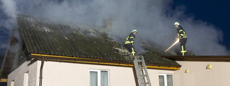 В Киеве на Сырецкой загорелся частный дом: хозяева слышали взрыв