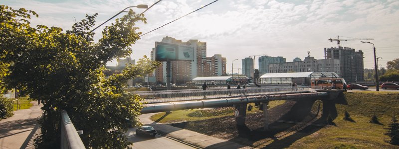 В Киеве на Борщаговской отремонтировали пешеходный мост: как он выглядит сейчас