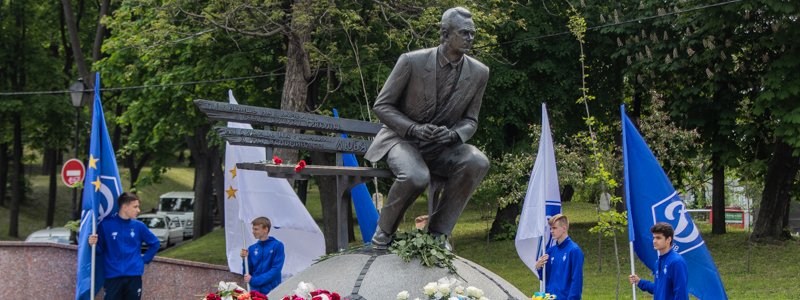 В Киеве легенды "Динамо" и жители города почтили память Валерия Лобановского