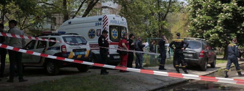В Киеве на Вышгородской загорелась квартира: один человек погиб, двоих эвакуировали