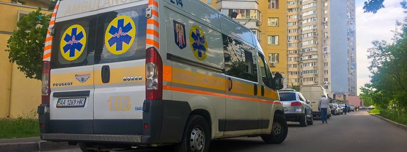 В Киеве на Троещине во дворе дома нашли тело мужчины