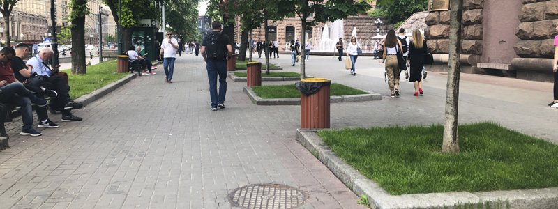 В Киеве на Крещатике пропали лавочки: кто их убрал и когда вернут