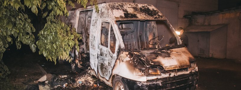В Киеве на проспекте Маяковского загорелся Citroen: огонь повредил соседнюю машину
