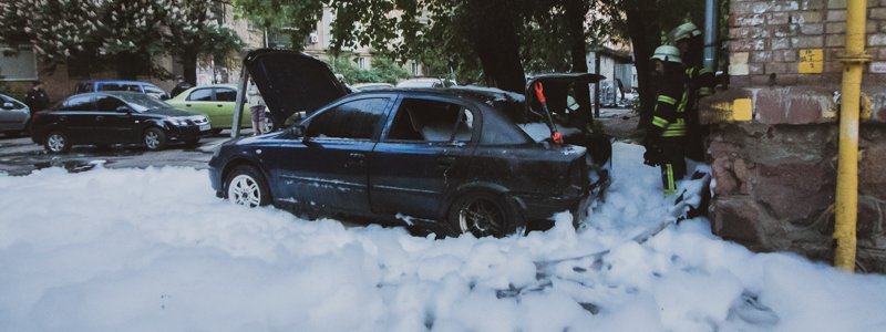В Киеве на Дарницкой площади неизвестные подожгли Opel