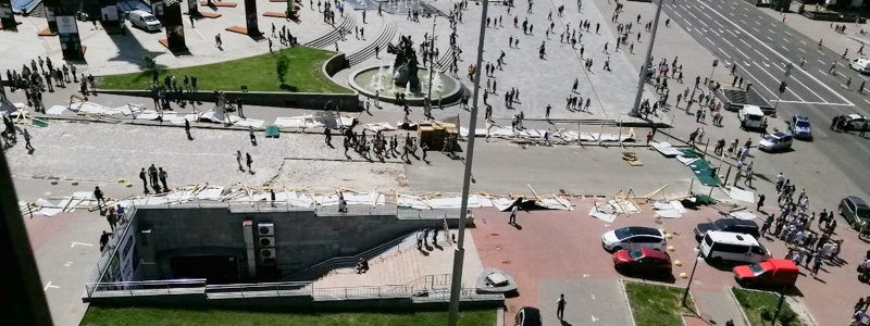 В Киеве на Институтской неизвестные разгромили строительный забор вдоль всей улицы