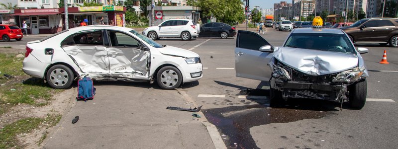 В Киеве Toyota "Элит такси" снесла Skoda на тротуар: пострадала девушка