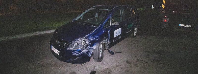 В Киеве на Берковцах пьяный водитель Uber чуть не сбил нескольких человек и влетел в фуру