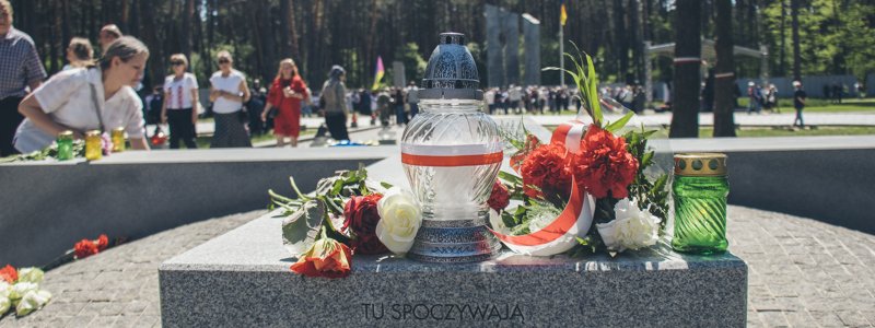 В Киеве Порошенко с женой и польской делегацией почтил память жертв политических репрессий