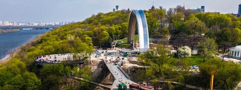 Мэр Киева Виталий Кличко проверил стеклянный пол на новом пешеходном мосту