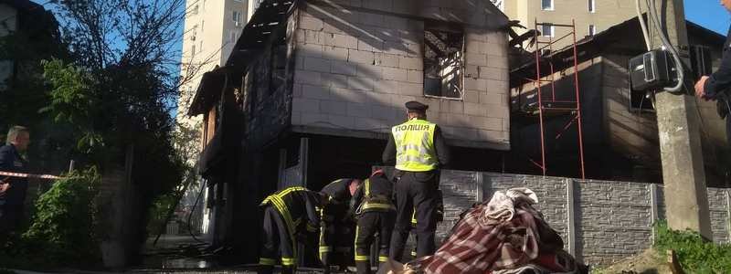 В Киеве на Караваевых дачах загорелся двухэтажный хостел