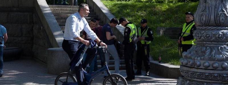 "Слуга народа" по-киевски: Кличко приехал на инаугурацию Зеленского на велосипеде