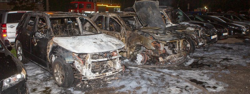 В Киеве на Куреневке горели десять машин