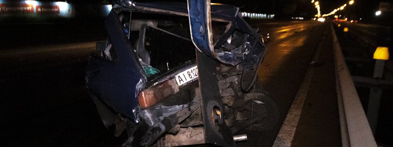 В Киеве на Столичном шоссе Lexus влетел в "Таврию" и скрылся с места происшествия
