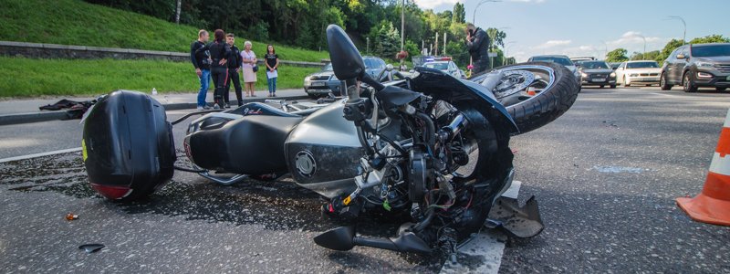 В Киеве на Набережном шоссе мотоцикл въехал в Skoda и задел второй байк: два человека попали в больницу