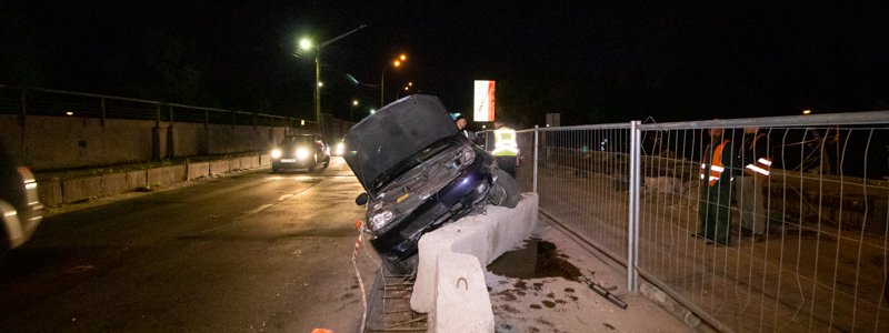 В Киеве пьяный водитель на Ford выехал на встречку и влетел в ремонтное ограждение