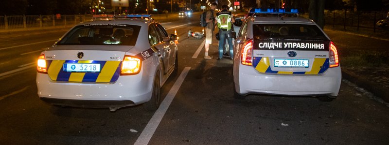 В Киеве на Перова водитель Mercedes бросил в мопед бутылку: пострадал парень