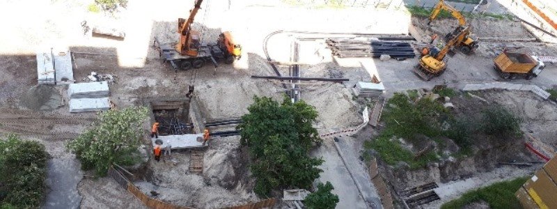 В Киеве на Троещине меняют трубы горячего водоснабжения