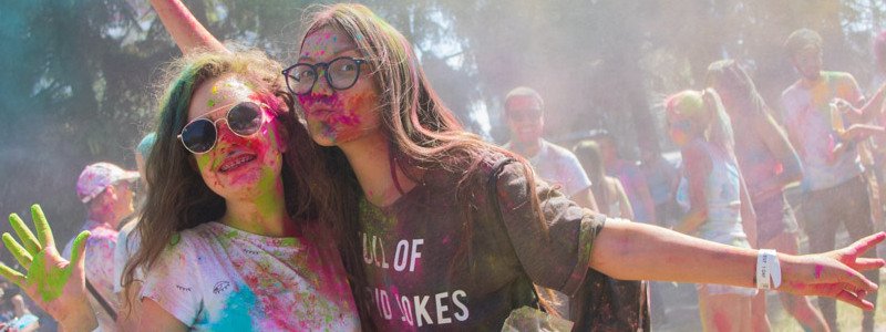 Шоу дронов, фейерверк красок и боди-арт цветами радуги: что будет на фестивале красок Холи в Киеве и как попасть бесплатно