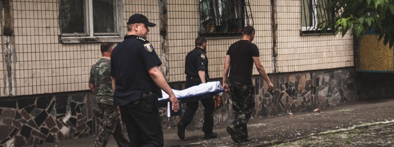 В Киеве на Воскресенке 11-классник сорвался с крыши 9-этажки