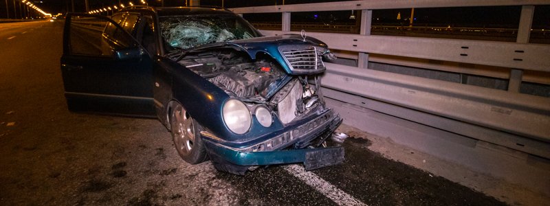 В Киеве на Дарницком мосту Mercedes влетел в отбнойник: пострадали двое мужчин
