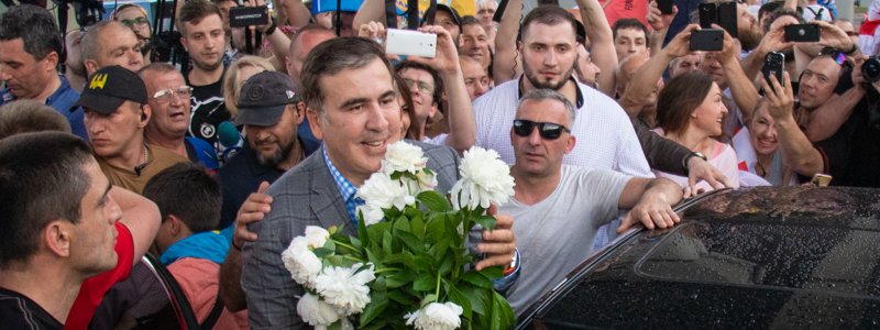 Грузинские флаги, гимн Украины и давка в терминале аэропорта: как Саакашвили вернулся в Киев