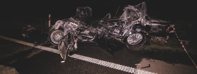 Под Киевом BMW со скоростью 210 километров в час влетела под фуру и загорелась: водитель погиб