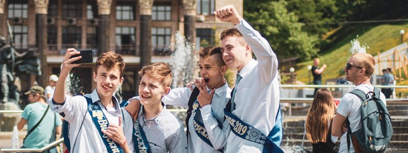 Как школьники Киева купаются в фонтанах и радуются окончанию учебы