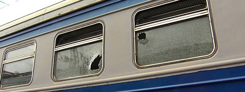 Под Киевом вандалы разбили стекла в поезде "Укрзалізниці" на восемь тысяч долларов: что им грозит