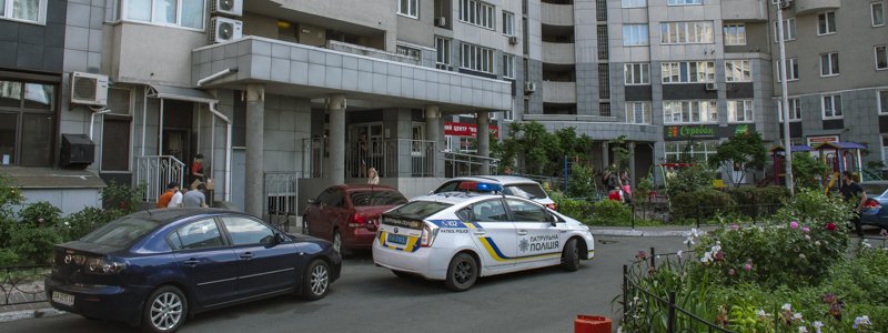 В Киеве девушка упала с общего балкона многоэтажки: полиция рассматривает версию убийства