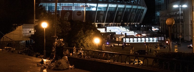 В Киеве НСК «Олимпийский» завалили мусором после концерта MONATIK