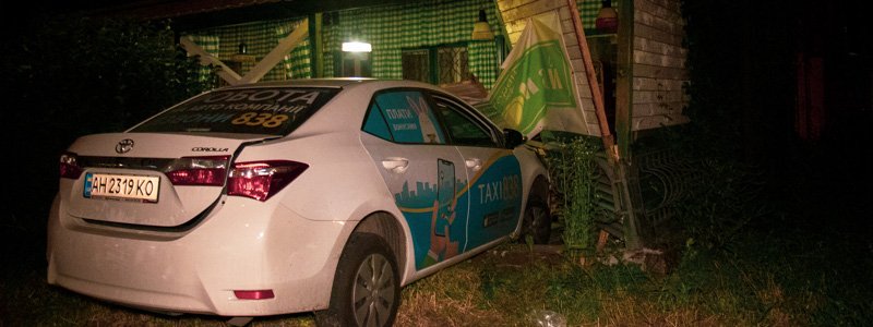 В Киеве Chevrolet влетел в автомобиль такси и отправил его в летнюю террасу ресторана
