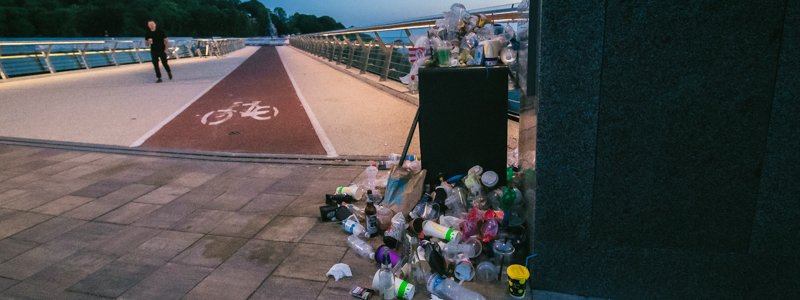 Горы пластика и стеклянных бутылок: как выглядит новый пешеходный мост в Киеве после ночных гуляний
