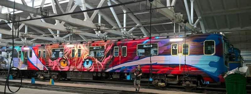 В метрополитене Киева появился новый поезд-мурал: где можно встретить яркий состав