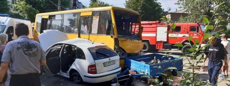 Под Киевом столкнулись две маршрутки и легковой автомобиль: пострадали 14 человек