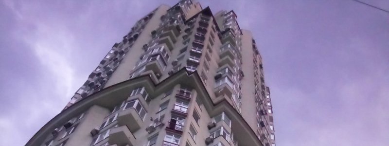 В Киеве женщина оставила предсмертную записку с видеообращением и выпрыгнула из окна 14 этажа