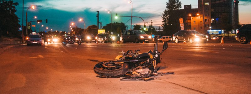 В Киеве Volvo не поделил дорогу с мотоциклом: есть пострадавший
