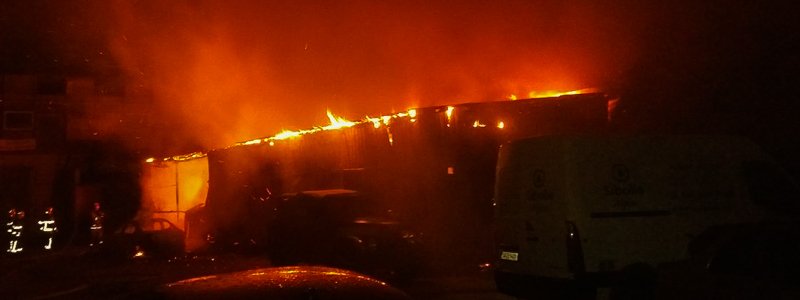 В Киеве загорелся ангар на бывшей автобазе: огонь сжег дотла три машины