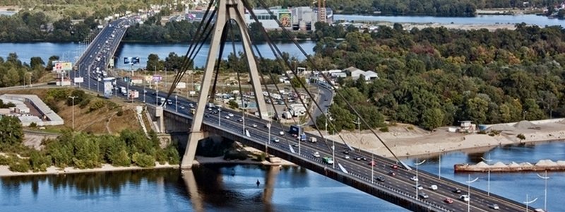 В Киеве 19-летняя девушка пыталась спрыгнуть с Северного моста из-за конфликтов с родителями и парнем