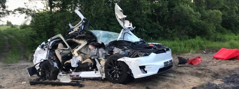 Под Киевом случилось первое ДТП с погибшим в Tesla в Украине: подробности с места аварии