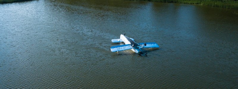 В Киеве самолет с экипажем упал в озеро: фото и видео с высоты
