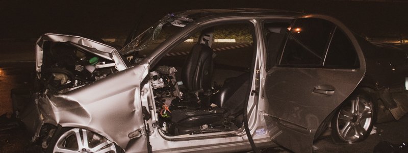 В Киеве возле "Домосферы" Mercedes влетел в пристройку: водитель погиб, пассажиры в больнице