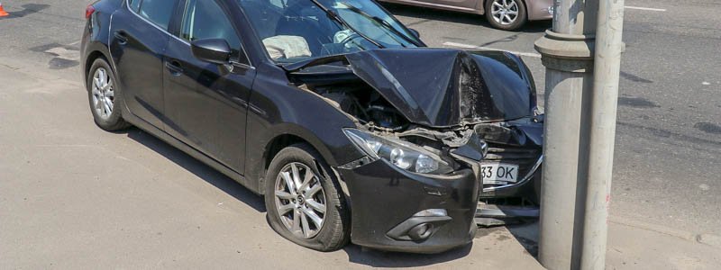 В Киеве женщина на Mazda врезалась в столб и попала в больницу