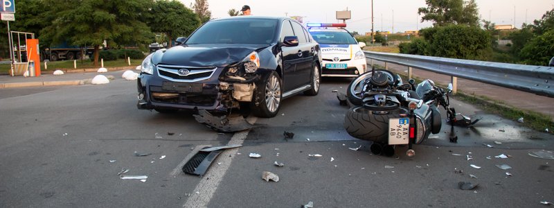 В Киеве на выезде парка "Муромец" столкнулись мотоцикл и автомобиль Subaru: владельца байка госпитализировали