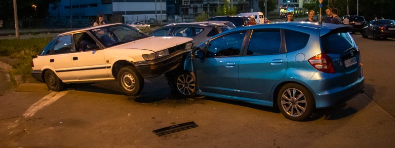 В Киеве на Жилянской 19-летний парень на Toyota влетел в припаркованную Honda