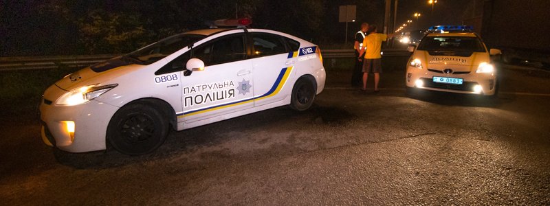 В Киеве на Житомирской трассе столкнулись грузовик, "Жигули" и Opel: троих людей госпитализировали
