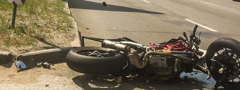 В Киеве на Троещине мотоцикл влетел в Toyota: байкер в больнице