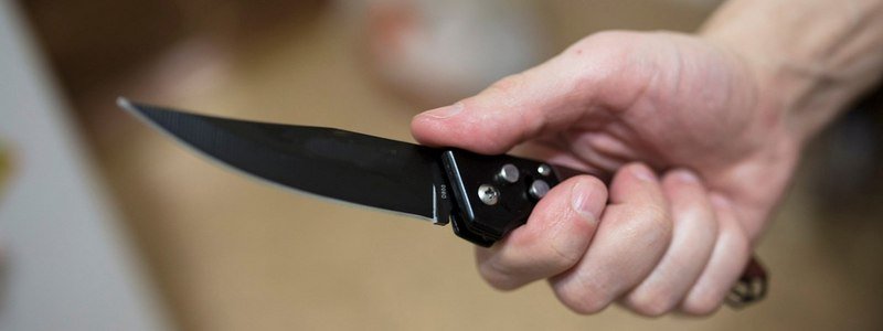 В Киеве на Троещине парня четыре раза ударили ножом из-за женщины