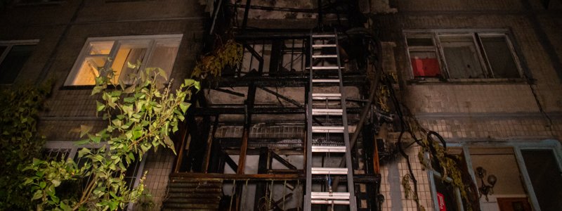 В Киеве на Дарнице четыре балкона выгорели дотла: жильцов дома эвакуировали
