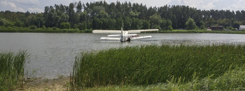В Киеве упавший в воду самолет проплавал в реке почти неделю: что сделают с АН-2 после аварии